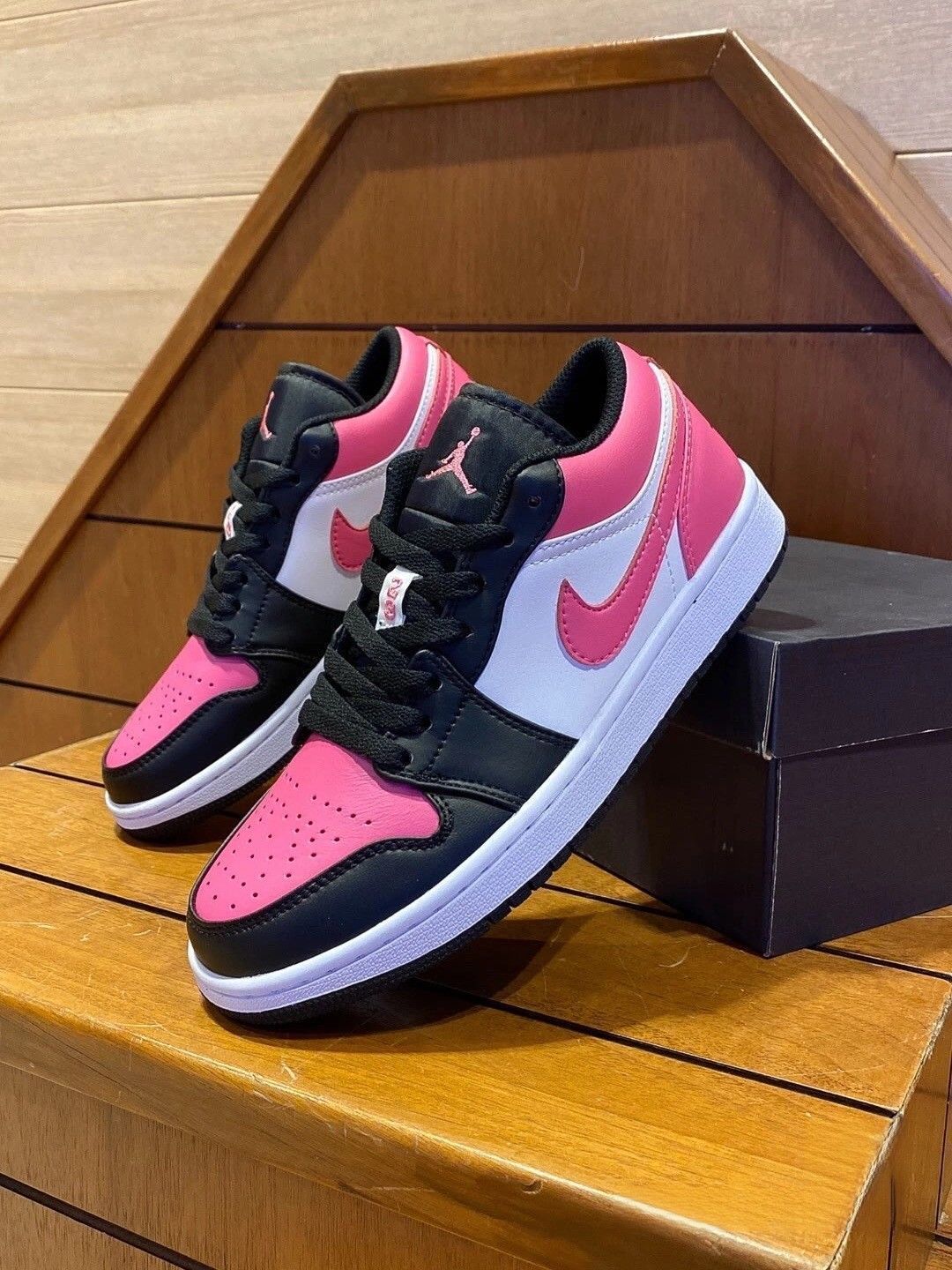 お値下げしました??即購入?? NIKE AIR JORDAN 1 LOw 箱付 男女兼用ナイキ ブランドページ