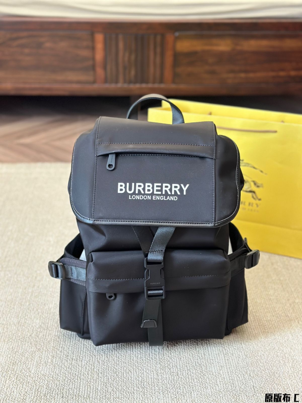 【今日特価】Burberry The Rucksack メンズナイロンバックパック 33×45cm-WTO輸入