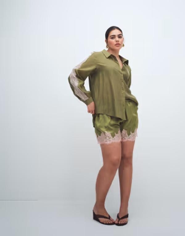 ネバーフリードレスド レディース ボトムス ハーフパンツ・ショーツ ショートパンツ サテン レース Never Fully Dressed satin lace hem detail shorts i