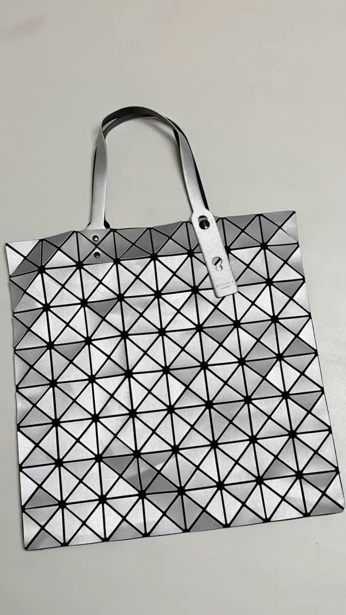 バオバオ イッセイミヤケ プリズム メタリック シルバー 795 000ウォン