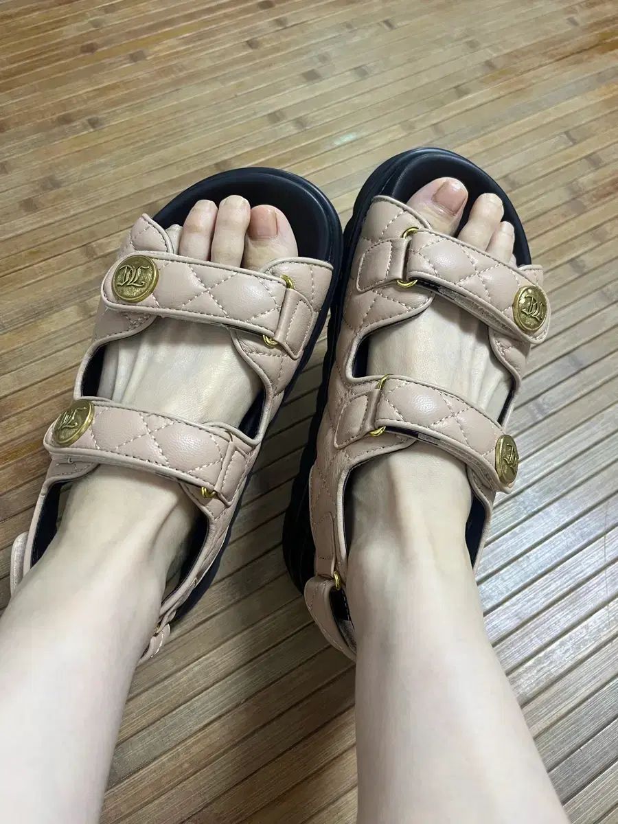 ジューシー ストラップ サンダル