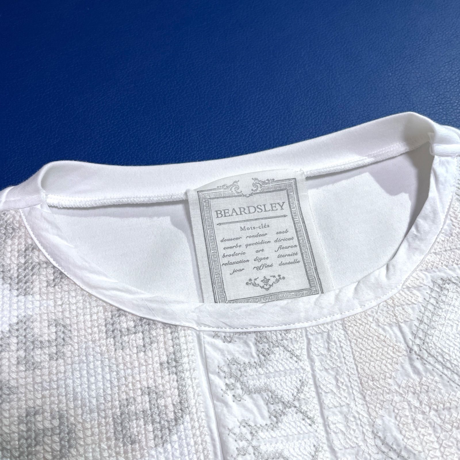kT26 BEARDSLEY フロント刺繍プルオーバー シャツ カットソー ブラウス