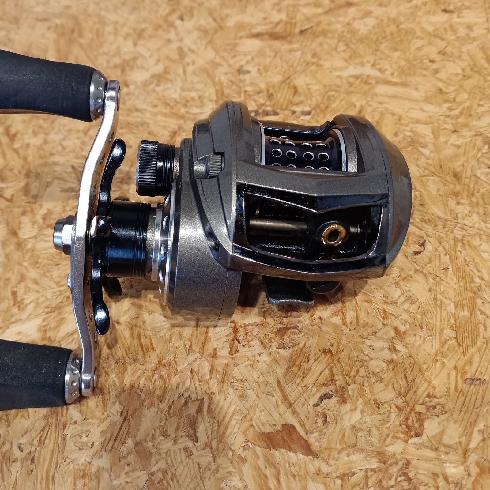アブガルシア レボLT 右巻き ベイトリール Abu Garcia REVO LT - メルカリ