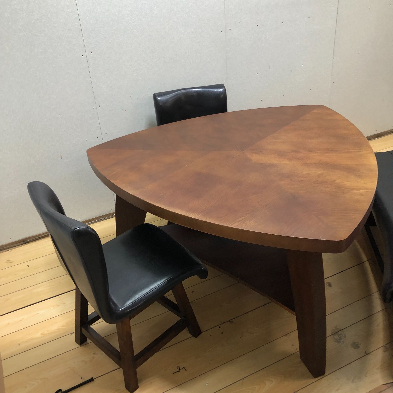 ダイニングセット 木製テーブル 回転椅子2脚 ベンチセット ナチュラルブラウン 食卓 4人用 家族用 ベトナム製 250901-6 ダイニングセット 木製テーブル 回転椅子2脚 ベンチセット ナチュラルブラウン 食卓 4人用 家族用 ベトナム製 250901-6