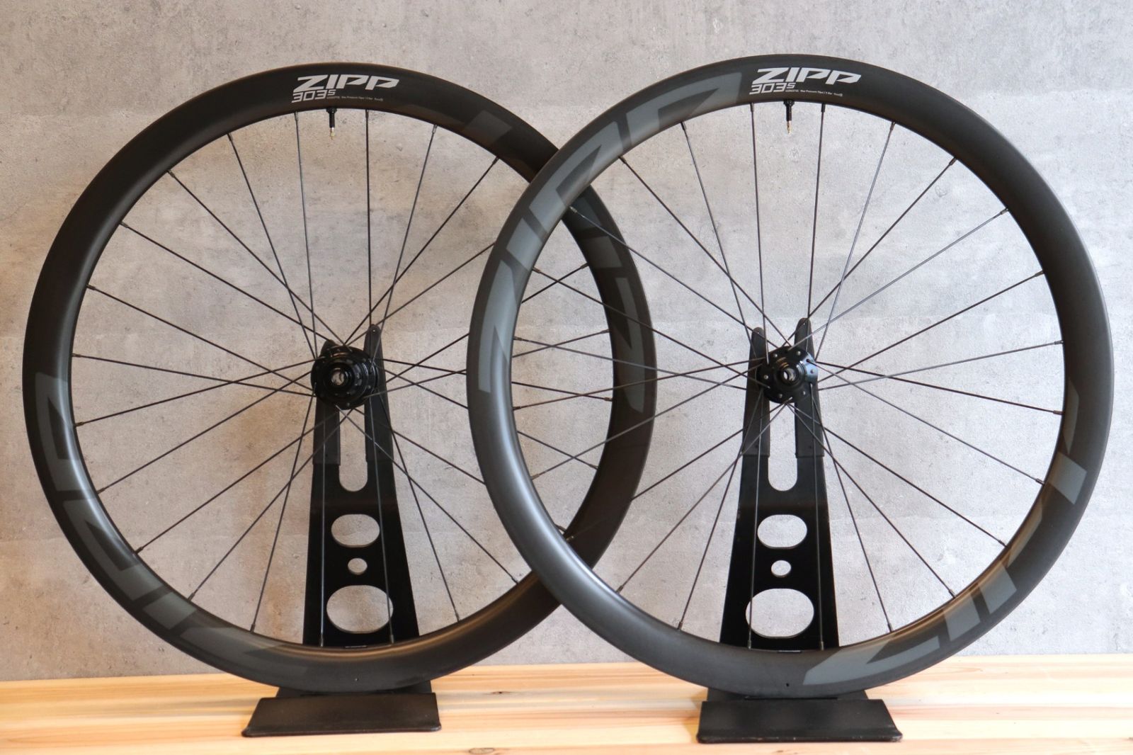 ジップ ZIPP 303S DISC シマノ 11/12S 23㎜ フックレス カーボン