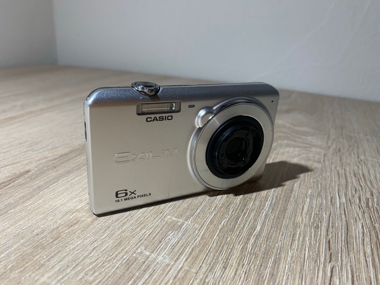 1592 Casio EXILIM EX-Z900 シルバー ジャンク品 デジカメ【ネ