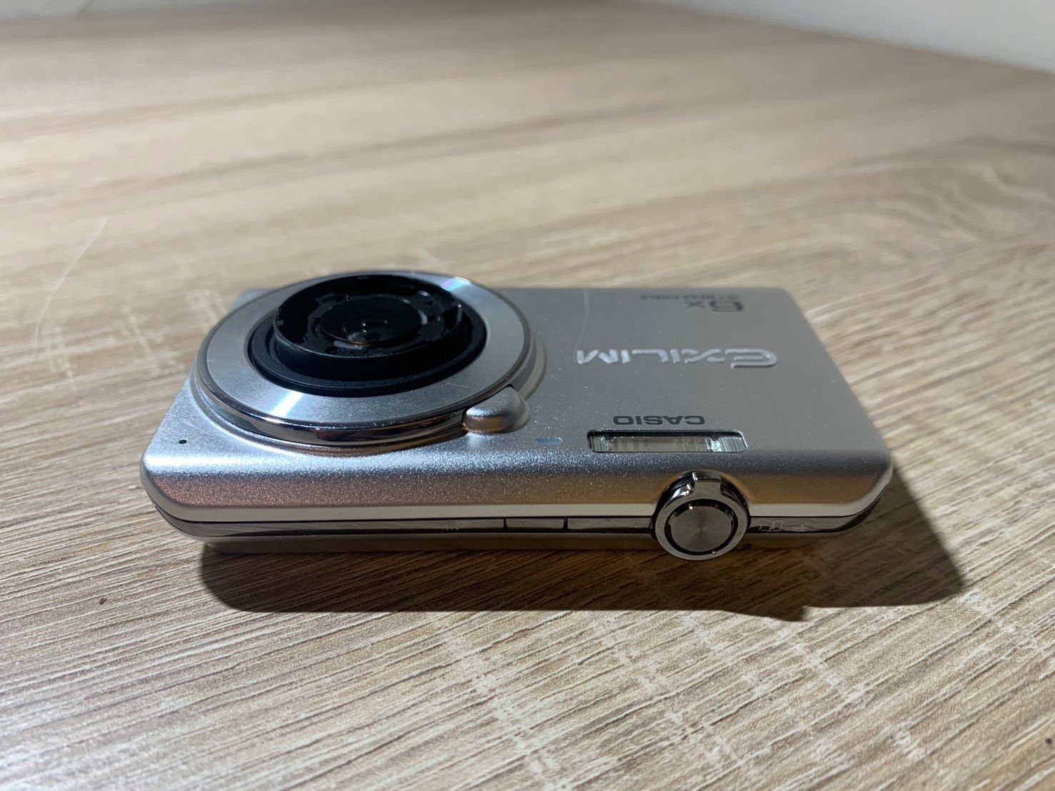 1592 Casio EXILIM EX-Z900 シルバー ジャンク品 デジカメ【ネ