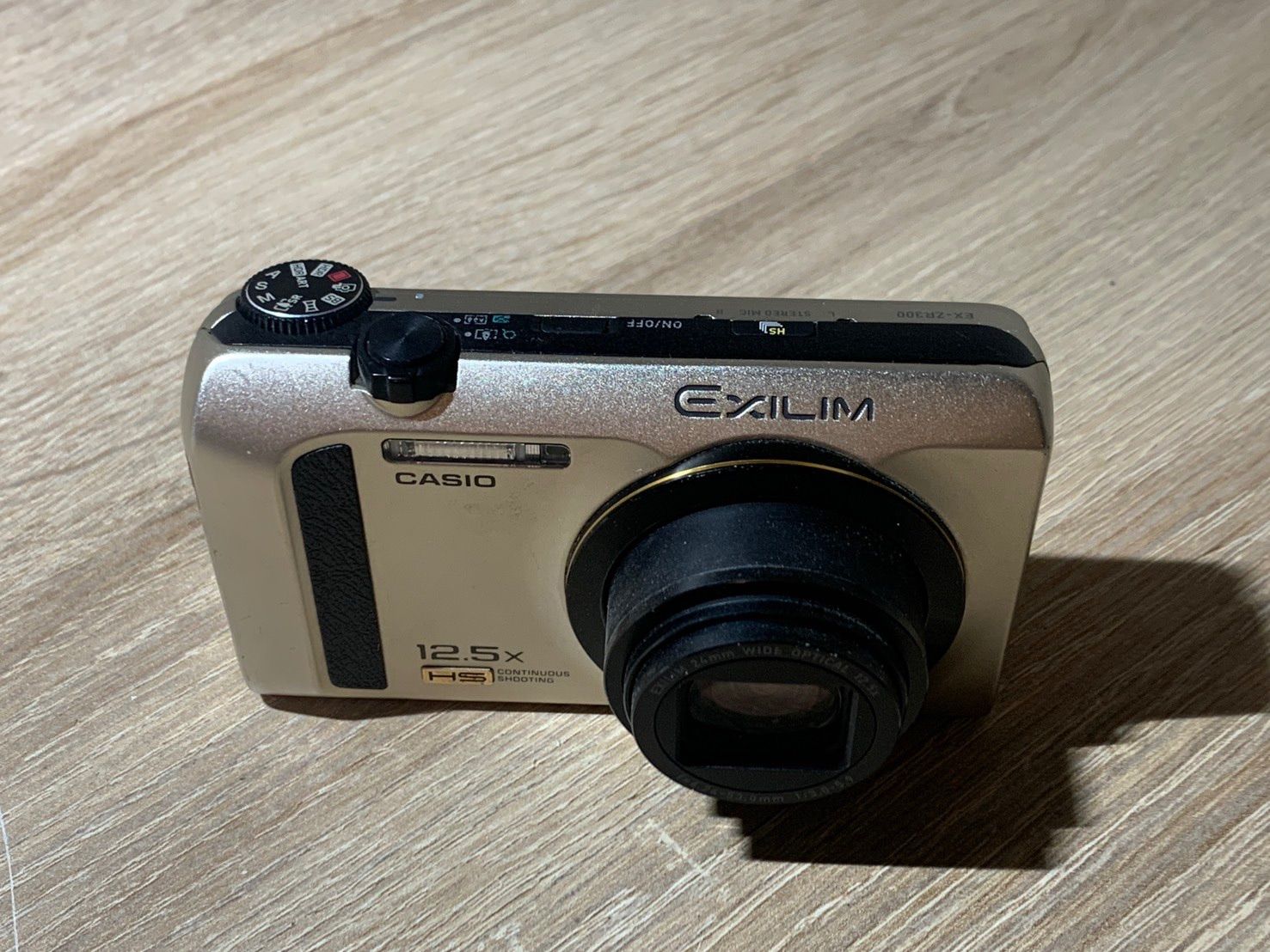 1594 Casio EXILIM EX-ZR300 ゴールド 動作確認済み デジカメ【ネ