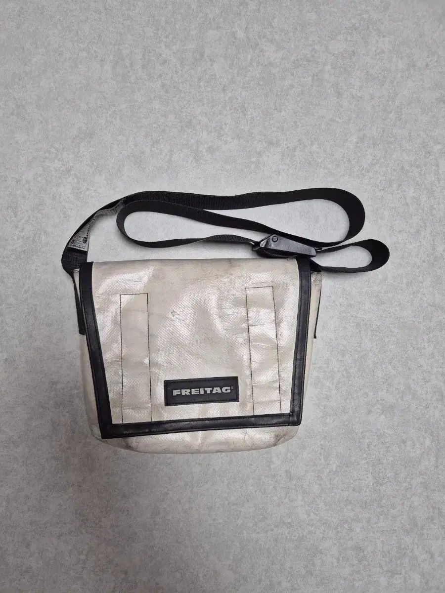 FREITAG ラッシー オールホワイト メッセンジャーバッグ - メルカリ