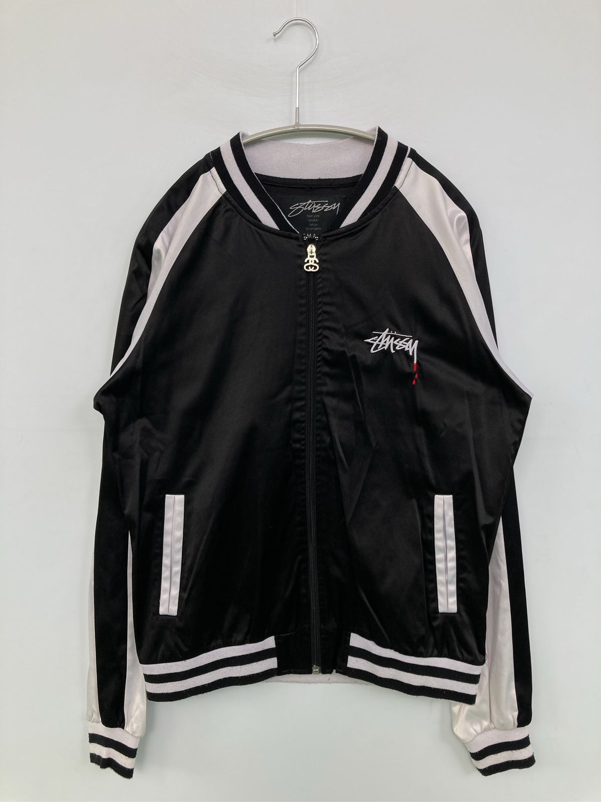 stussy ステューシー スカジャン S ブラック バックプリント ブランドロゴ ビジュー 刺繍 ライン柄 フードなし メンズ