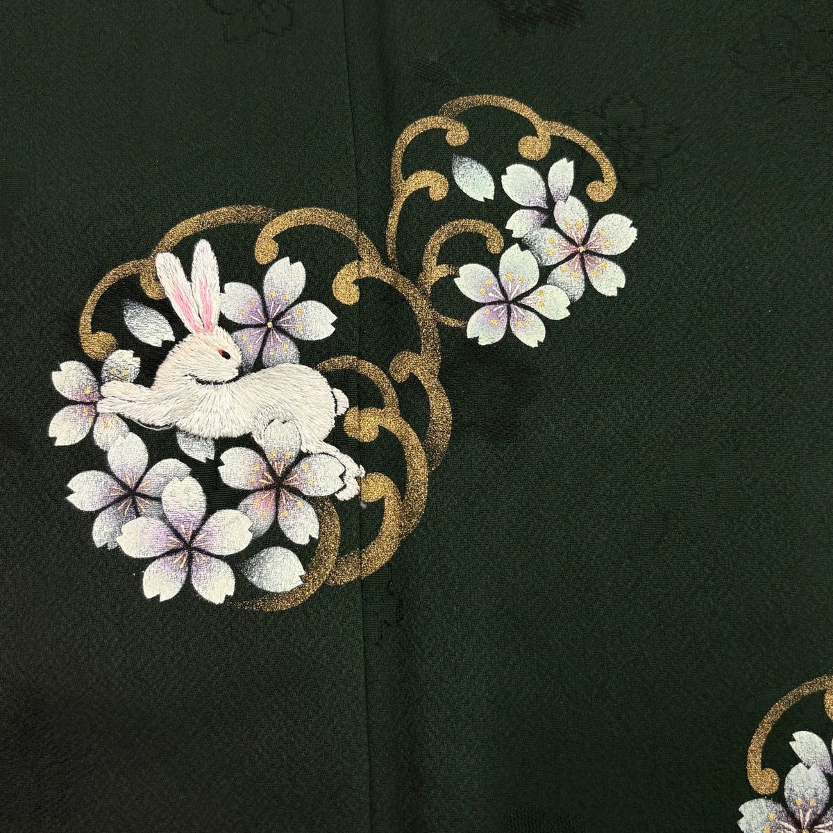 付下げ 身丈172.5cm 裄丈68cm L 袷 落款あり 桜 うさぎ 金彩 刺繍 深緑