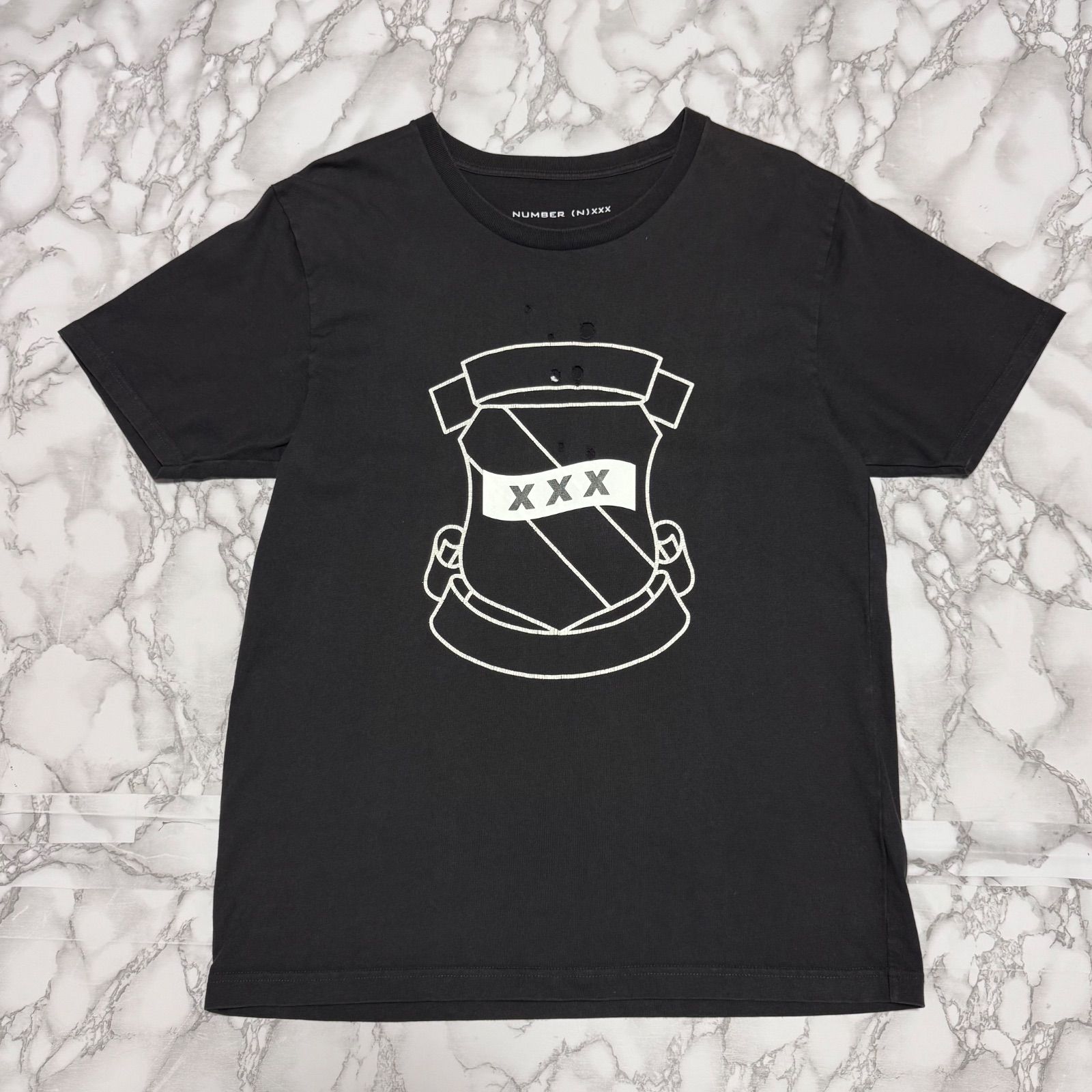 トレンド【number (n)ine god selection xxx / ナンバーナイン ゴッドセレクション 【商品名】グランジ 散弾銃 エンブレム/半袖 カットソー シャツ Tシャツ