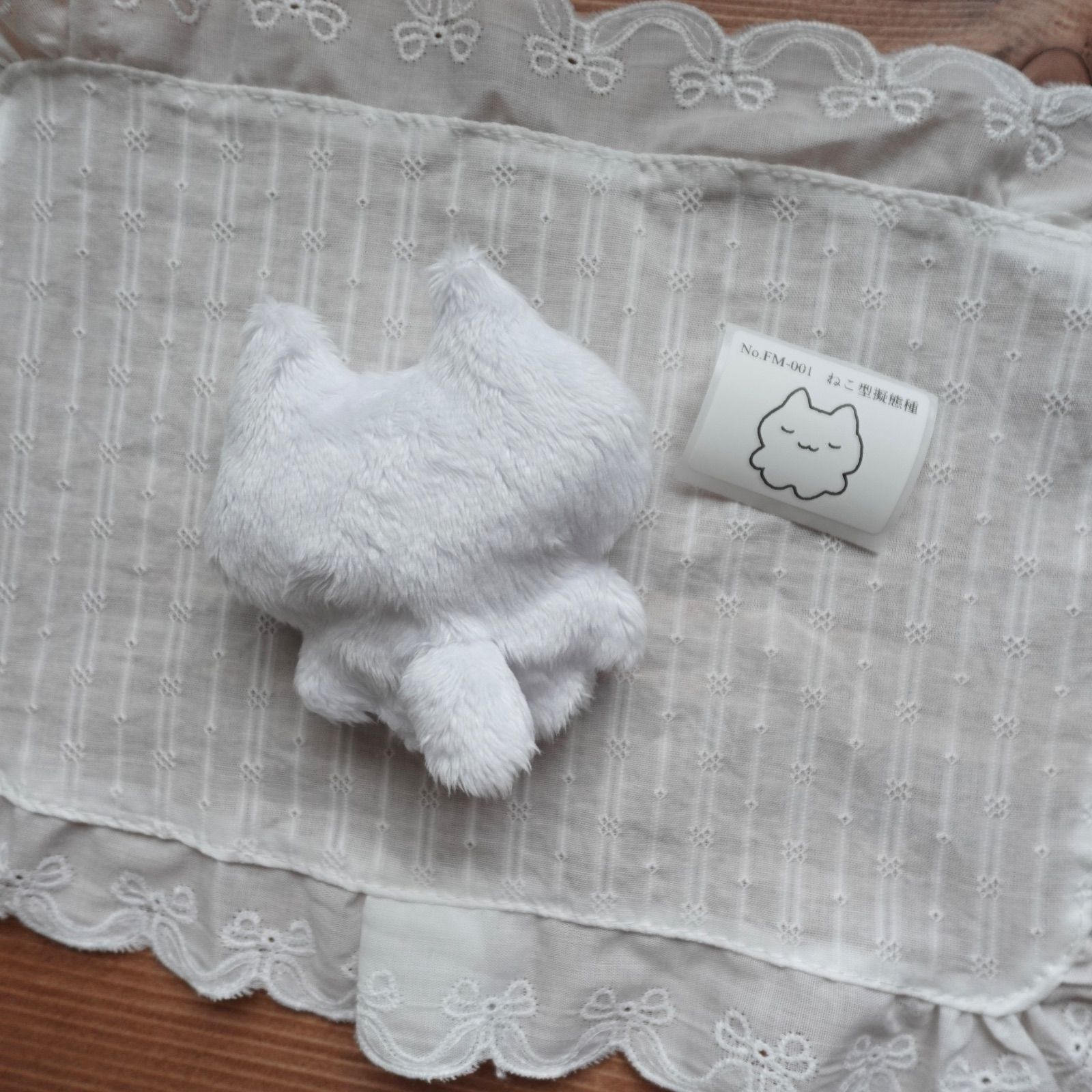 ぬいぐるみ ハンドメイド ふわもち生物 ねこ型擬態種 黒の顔刺繍 自作