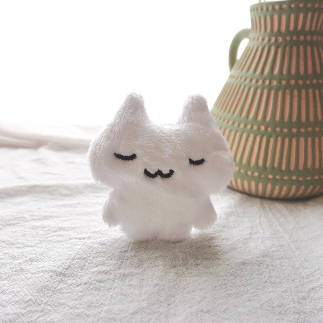 ぬいぐるみ ハンドメイド ふわもち生物 ねこ型擬態種 黒の顔刺繍 自作