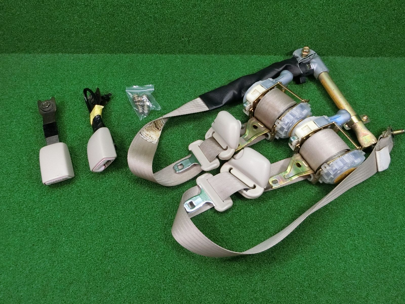 [16367] 送料無料 スバル R2 RC1 RC2 フロント シートベルト 左右セット キャッチ 7L7850-P 7L8850-P