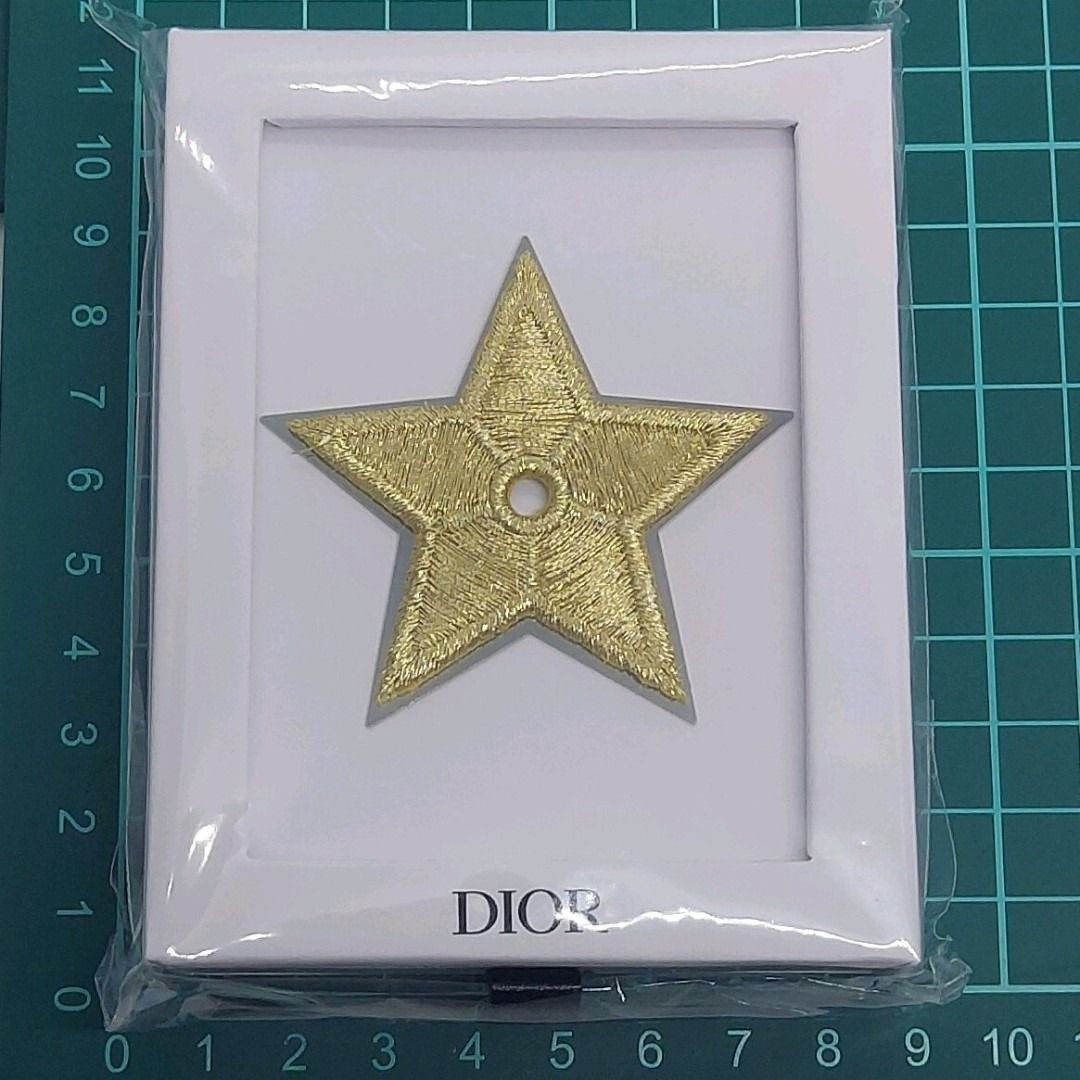 【2回使用】Dior クリスチャンディオール ブローチ　ピンバッチ クリスチャン ディオール DIOR 星型 ブローチ ピンバッジ 刺繍