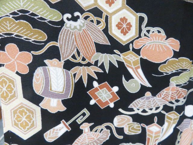 一輝堂】黒留袖 金駒刺繍 五つ紋 比翼仕立て 宝尽し 着物 正絹 身丈約 