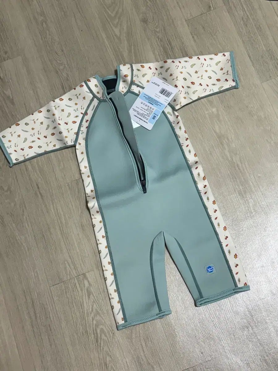 スプラッシュアバウト 赤ちゃん 水着 スーツ 新品 L (4-6歳)