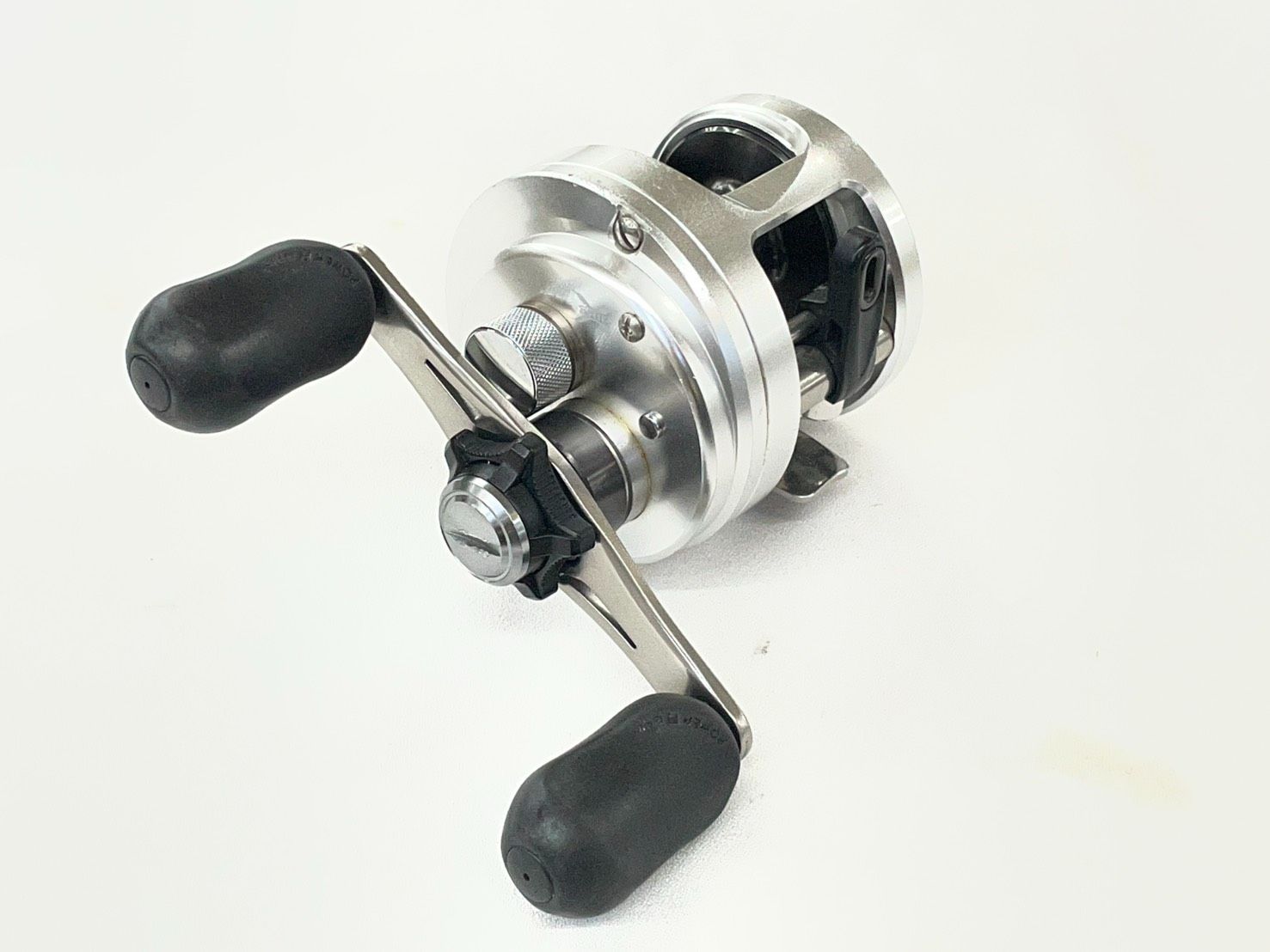 シマノ カルカッタ２００ ブラックバス ライトジギング タイラバ オフショア ベイトリール ＳＨＩＭＡＮＯ ＣＡＬＣＵＴＴＡ グラップラー コンクエスト（０７）