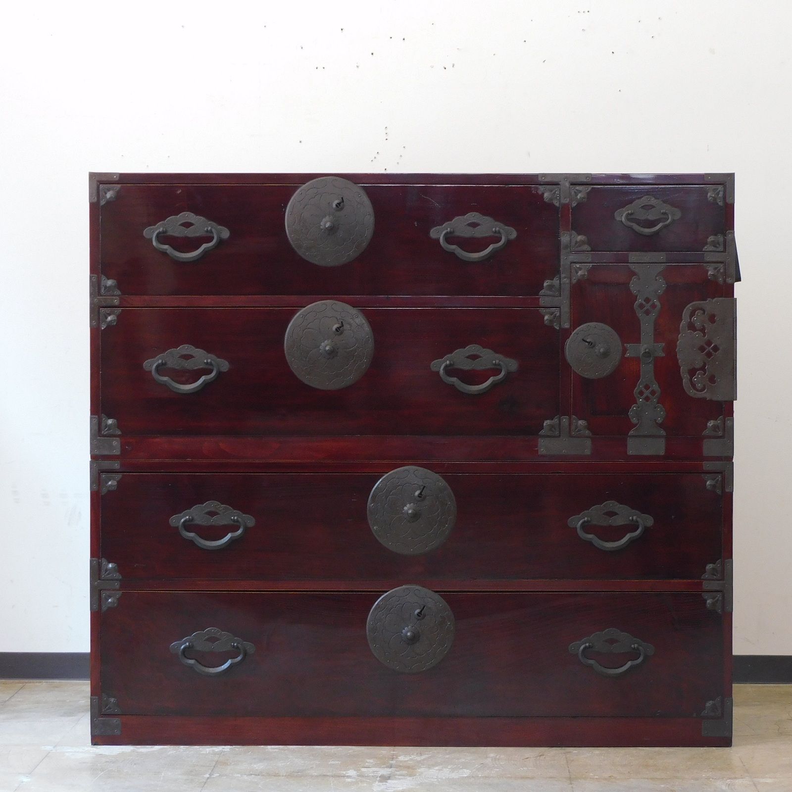 美品　米沢箪笥　重ね箪笥　桜丸金具　鍵1本付き　和箪笥　時代箪笥　日本文化 栗製 米沢地方 桜丸金具 重ね 時代箪笥 鍵付き HK-a-06221 / 和タンス