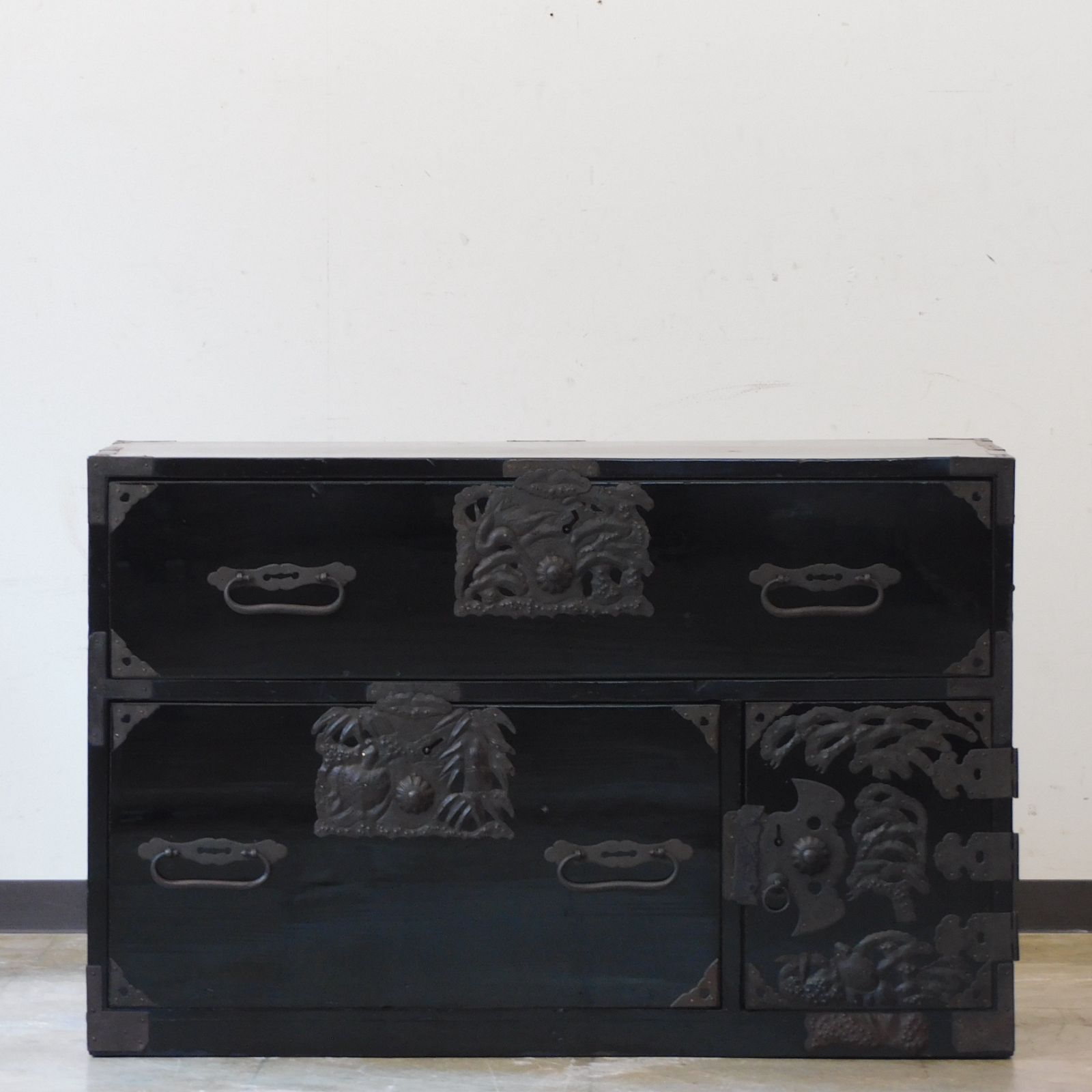 庄内地方 黒漆塗り 鶴亀松竹梅 打出し金具 時代箪笥 鍵付き HK-a-06265 / 知工箪笥 ローボード TV台 小箪笥 枕箪笥