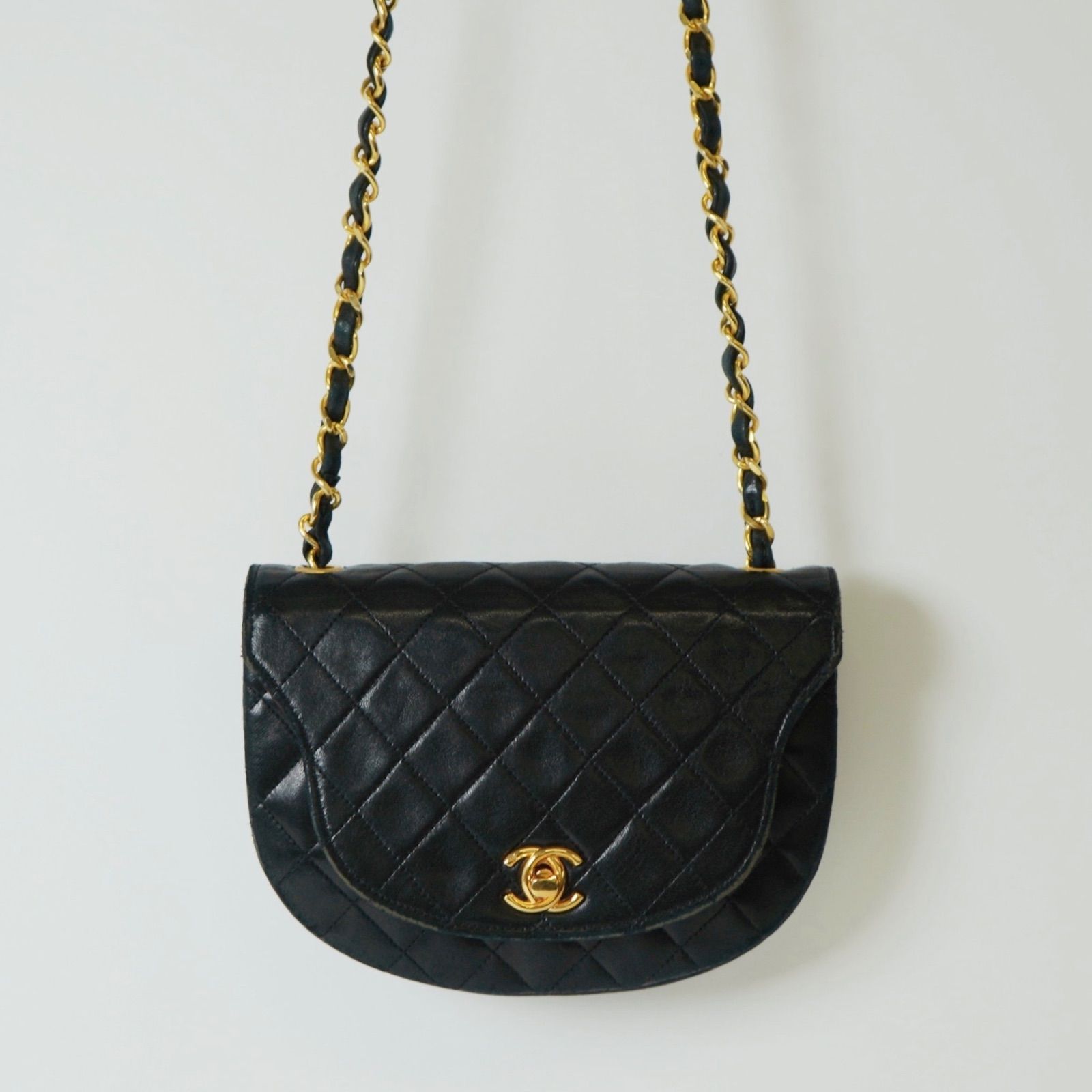 CHANEL シャネル マトラッセ ラムスキン チェーンショルダーバッグ ハーフムーン ゴールド金具 1番台