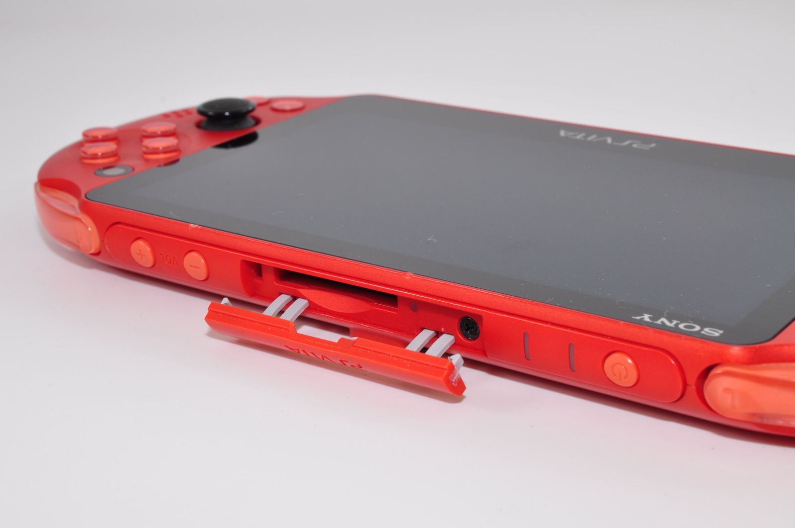 PlayStation®Vita Wi-Fiモデル メタリックレッド PCH-2000 ZA26 ソニー