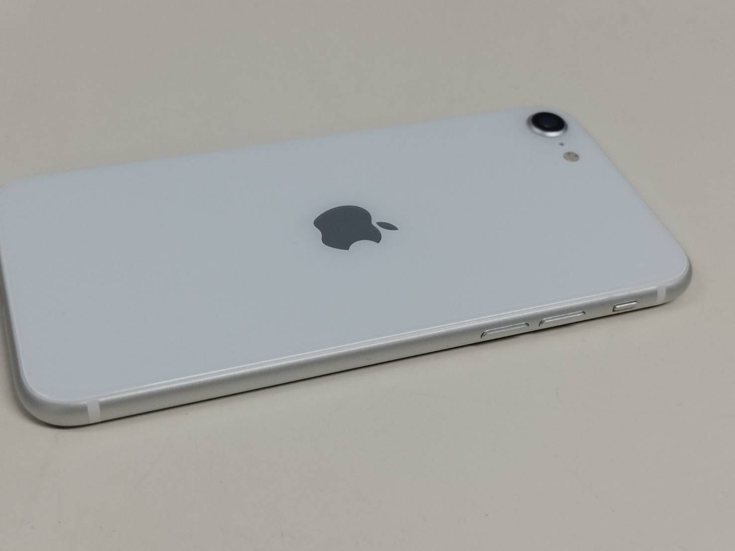 美品 iPhone SE2 64GB ホワイト SIMフリー - メルカリ