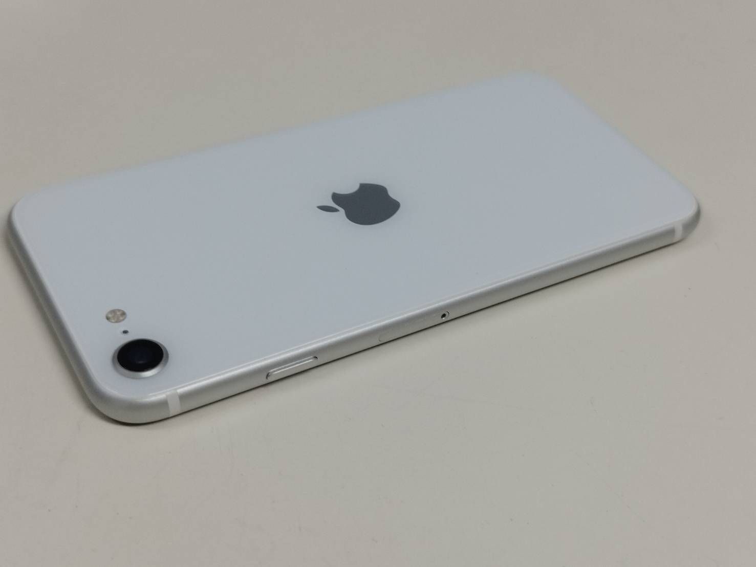 美品 iPhone SE2 64GB ホワイト SIMフリー - メルカリ