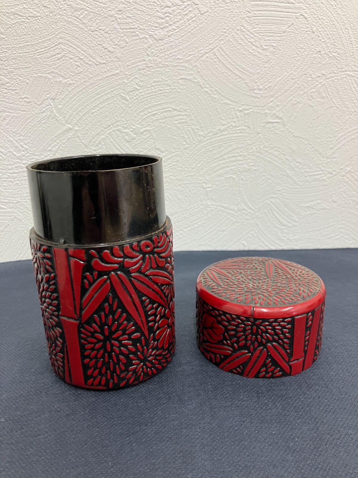 441301103605】 現状品 堆朱風 鎌倉彫風 茶筒 茶托 4枚 セット 牡丹 竹