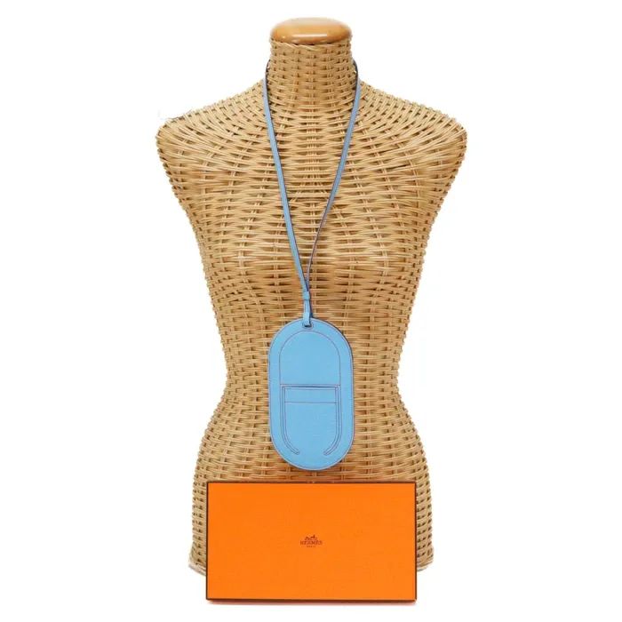 エルメス HERMES イン・ザ・ループ トゥーゴー シェーブル (レザー) D刻印 (2019年) スマホショルダー クロスボディスマホケース ネックストラップ メンズ レディース セレステ (ライトブルー) 正規品 極美品 中古 mbz18002