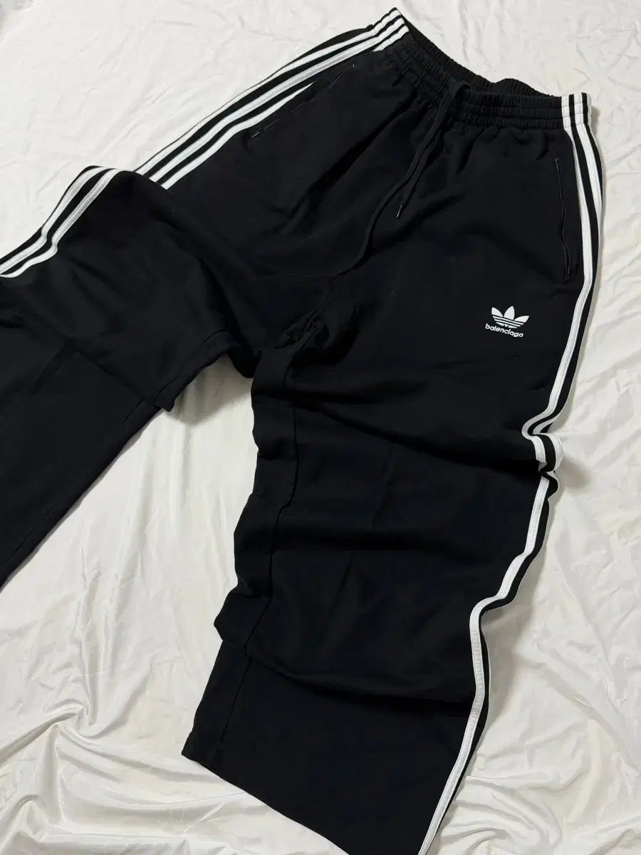 バレンシアガ adidas ポリス トレーナー パンツ