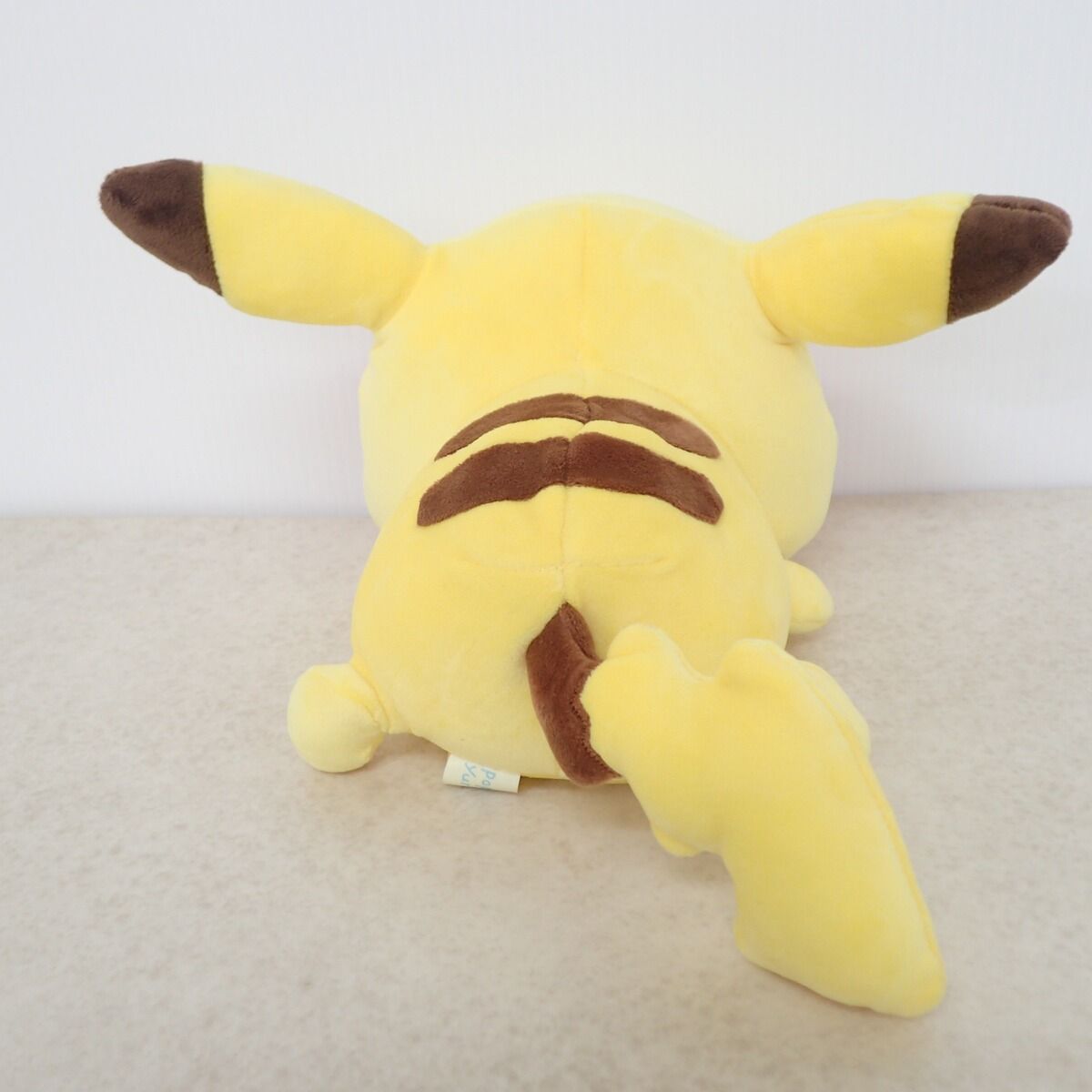 ポケモンセンター ぬいぐるみ Pokemon Yurutto 寝そべりピカチュウ 紙