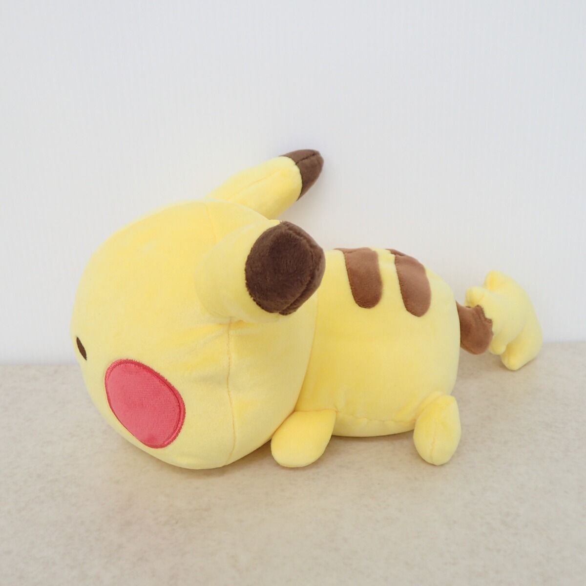 ポケモンセンター ぬいぐるみ Pokemon Yurutto 寝そべりピカチュウ 紙