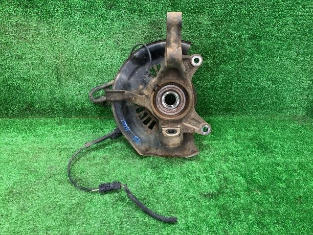 ヴォクシー ZRR75W 左フロントナックルハブ ZS 4WD 8人 43212-44050 070