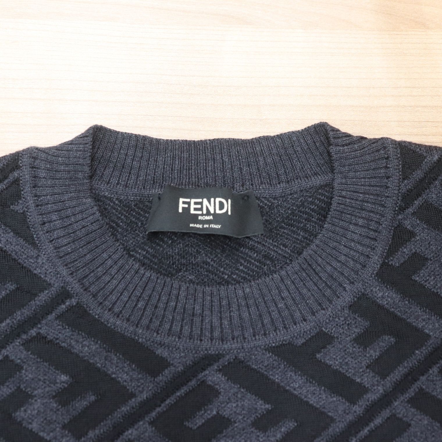 FENDI ロゴ入り 黒ニットセーター
