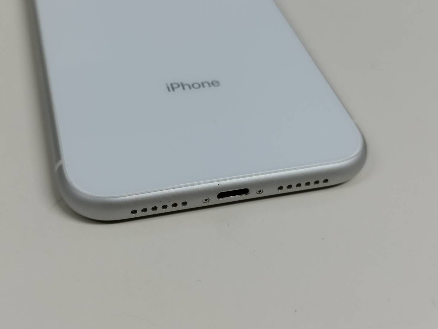 良品】iPhone XR/SIMフリー/A2106/64GB/ホワイト〈MT032J/A 
