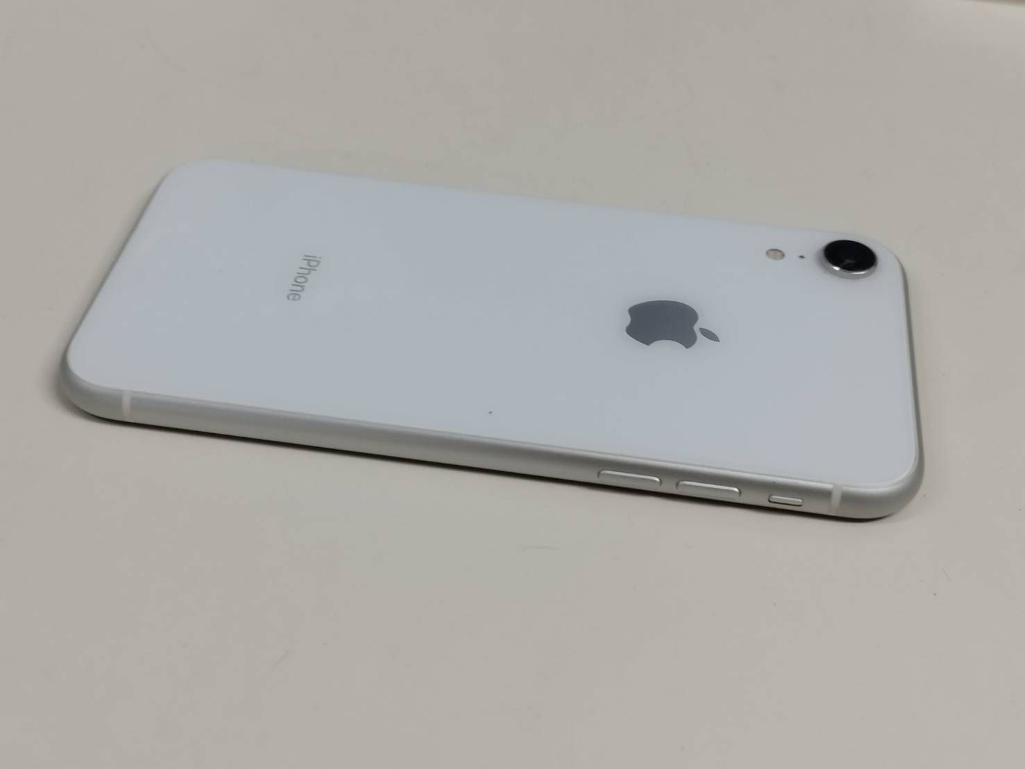 良品】iPhone XR/SIMフリー/A2106/64GB/ホワイト〈MT032J/A 