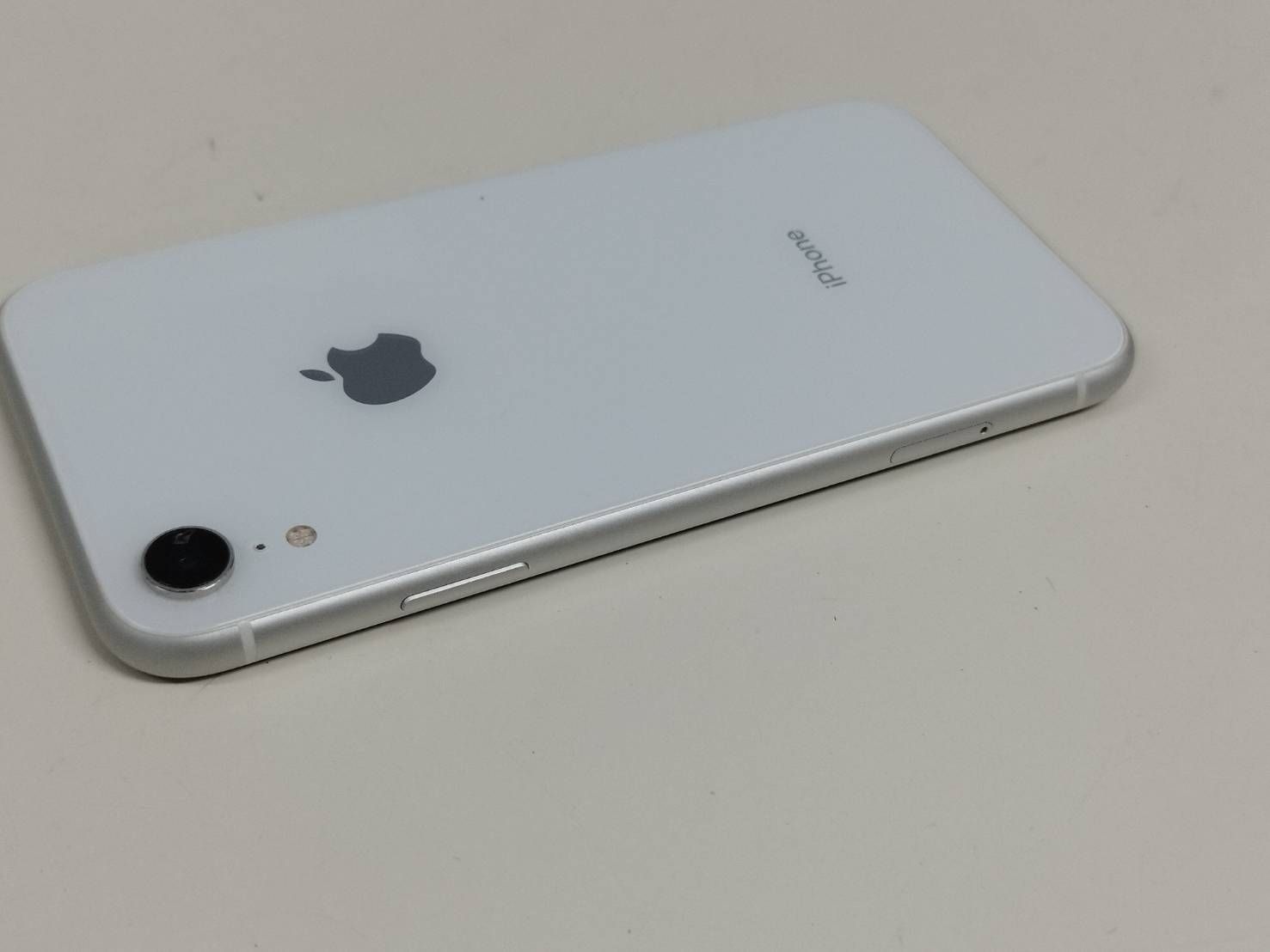 良品】iPhone XR/SIMフリー/A2106/64GB/ホワイト〈MT032J/A