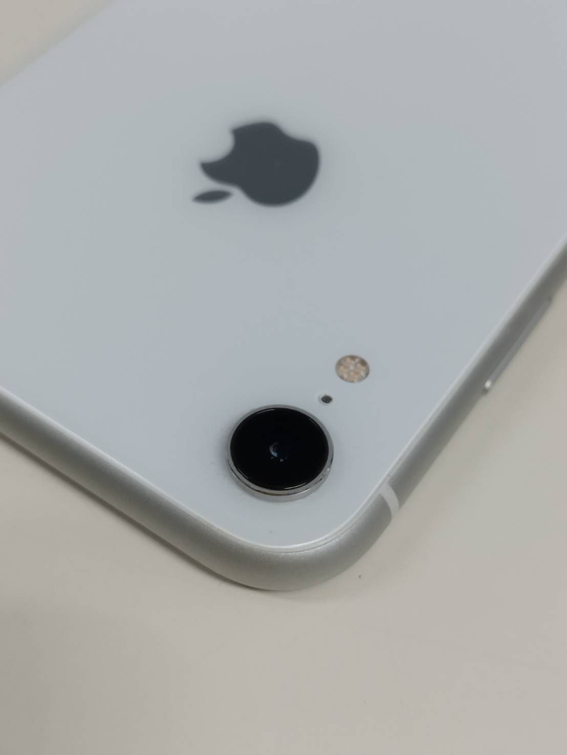 良品】iPhone XR/SIMフリー/A2106/64GB/ホワイト〈MT032J/A 