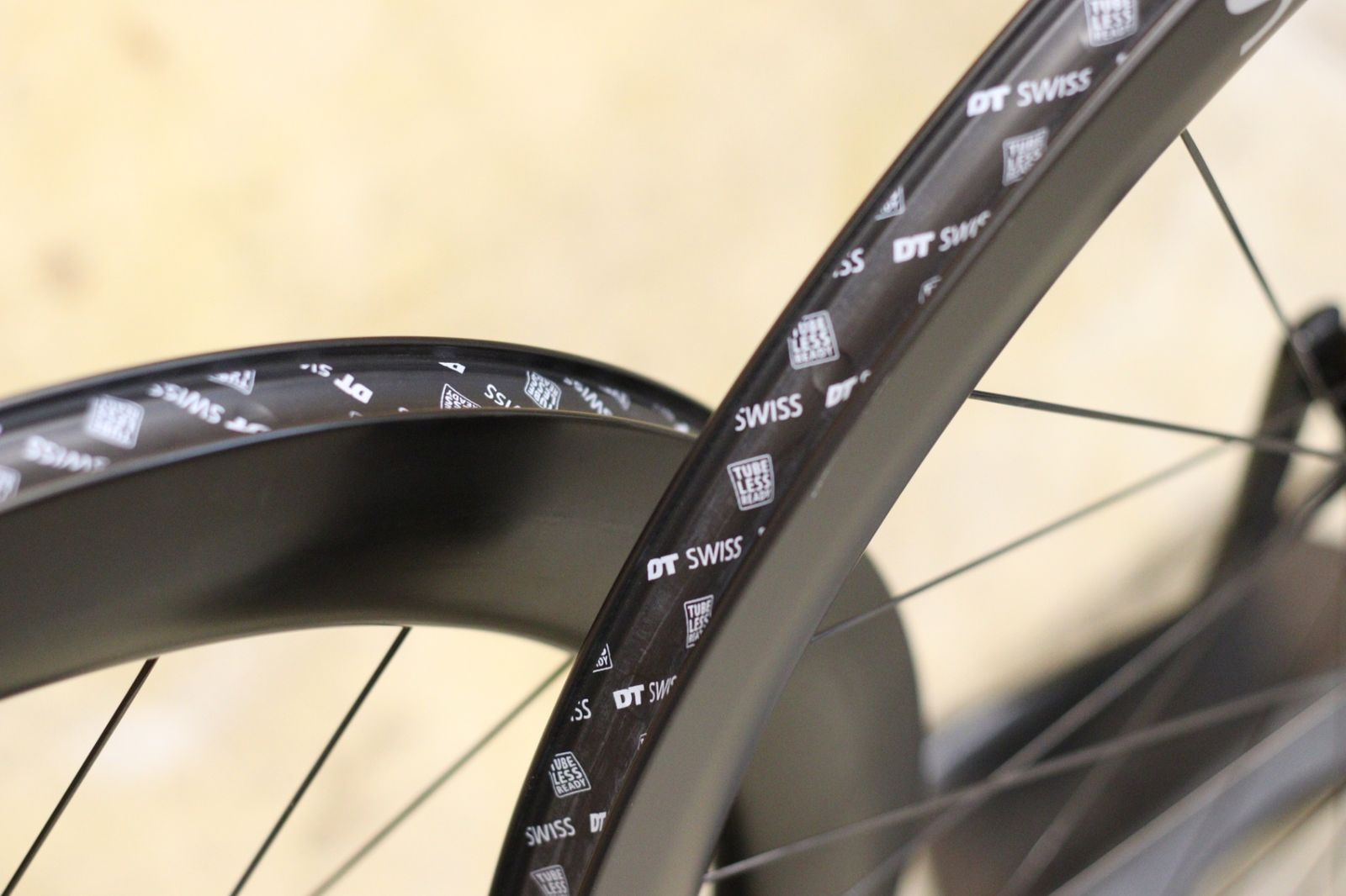 DT SWISS ARC1600 DICUT DB 50/62 カーボン チューブレスレディ