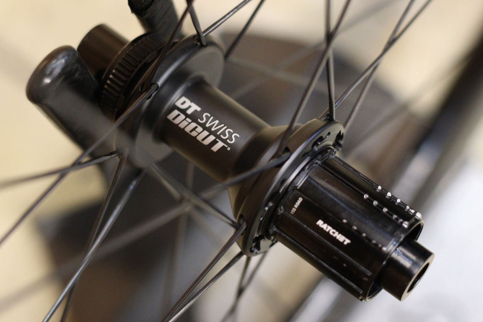 DT SWISS ARC1600 DICUT DB 50/62 カーボン チューブレスレディ