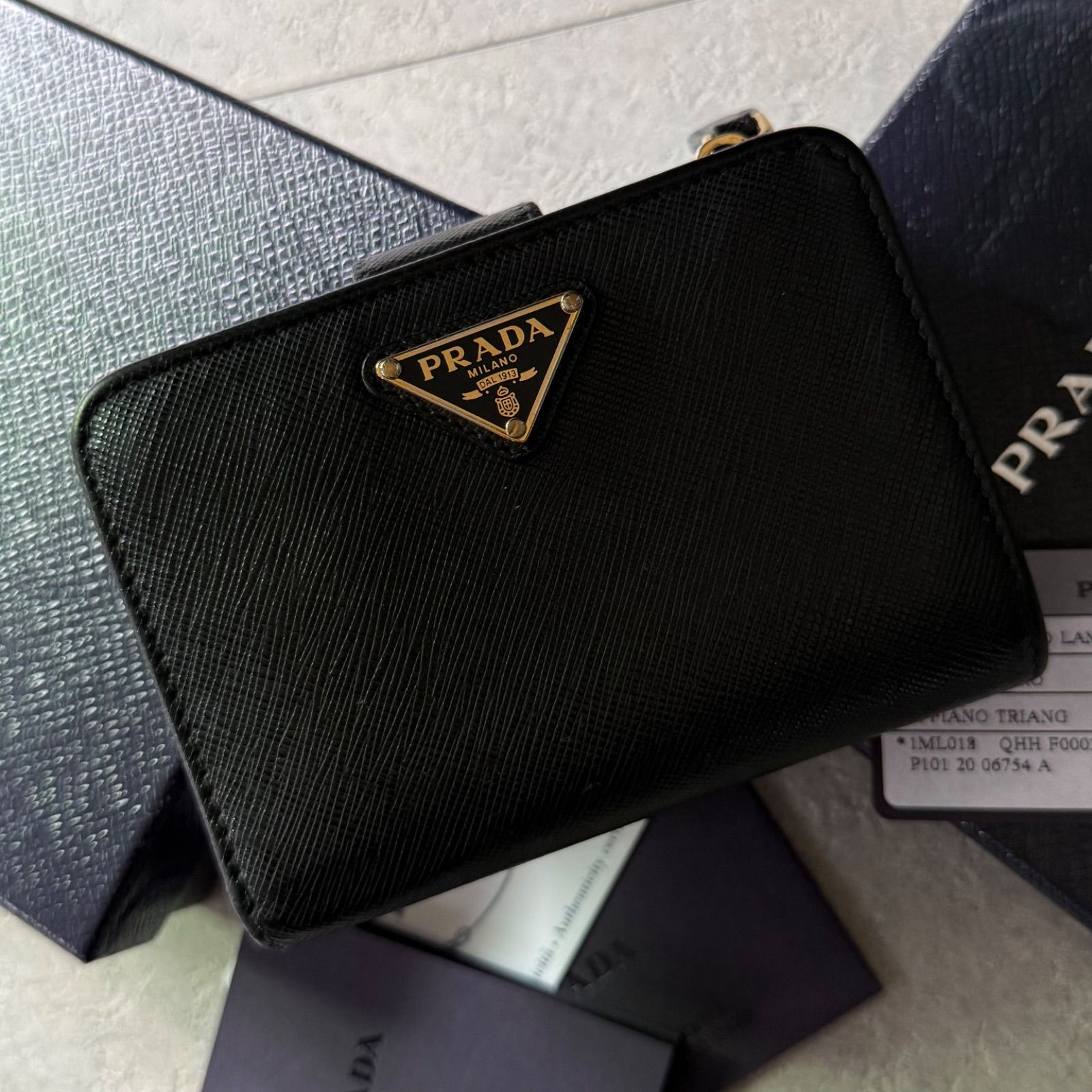 美品✨PRADAプラダ　二つ折り財布　サフィアーノ　三角ロゴ　1ML018 黒 PRADA プラダ 二つ折り財布 三角ロゴ サフィアーノ レザー ブラック