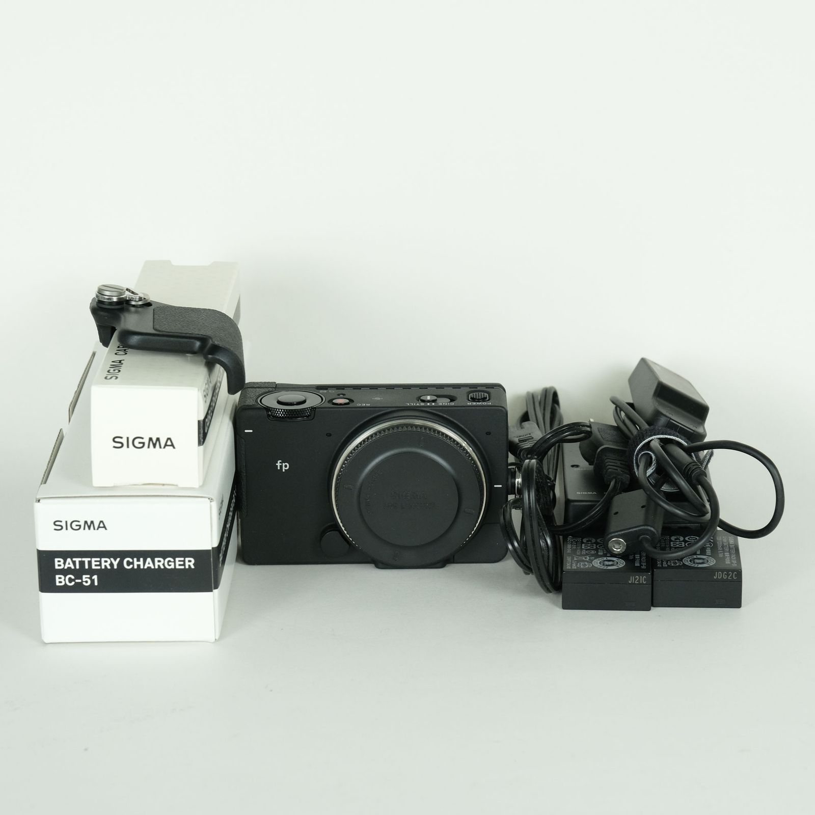 [美品 | ハンドグリップ・バッテリー2個・その他別売り付属品付] SIGMA fp [ボディ] | LEICA Lマウント