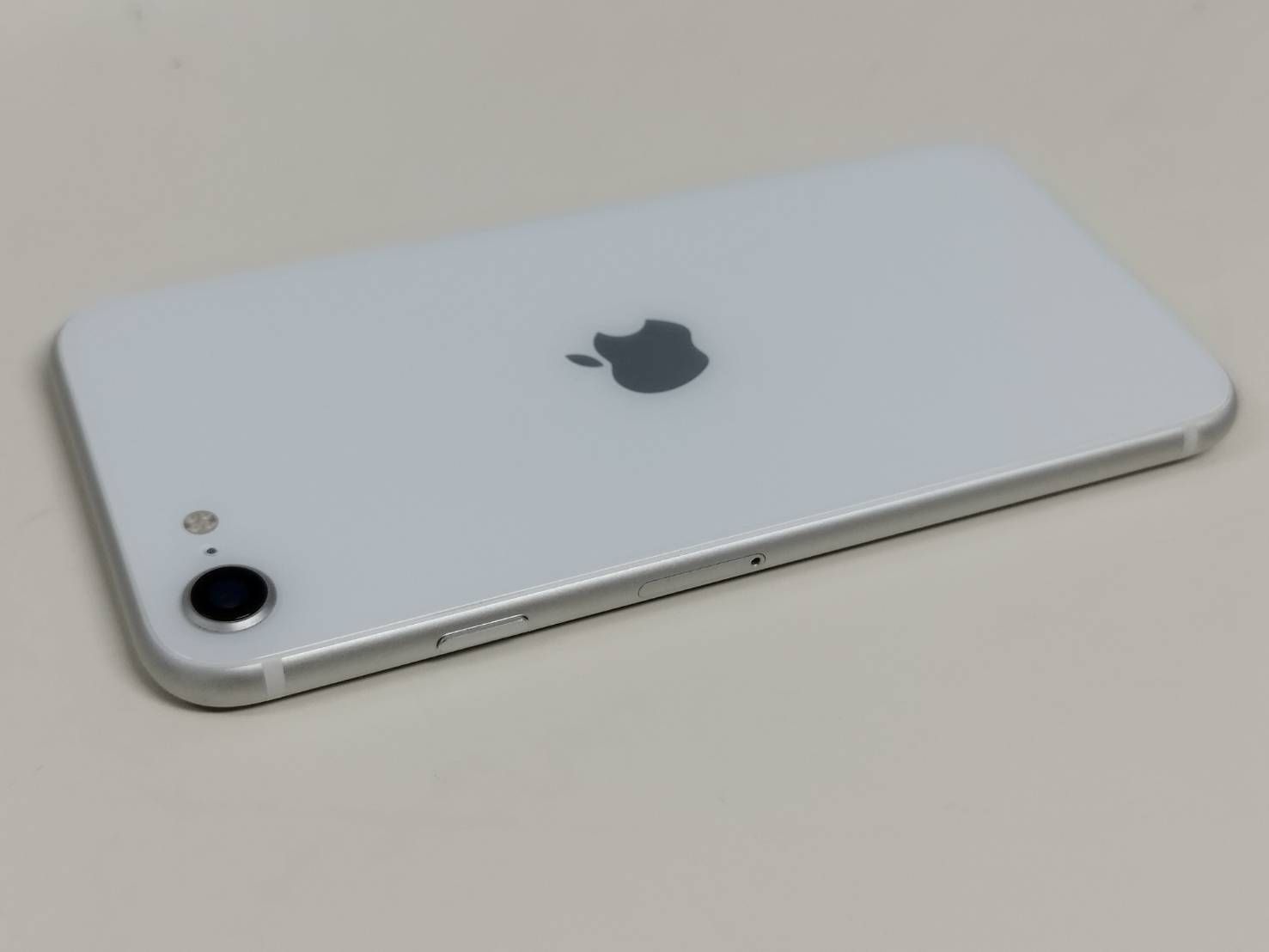 iPhone SE 2世代 64GB ホワイト SIMフリー 中古 - メルカリ