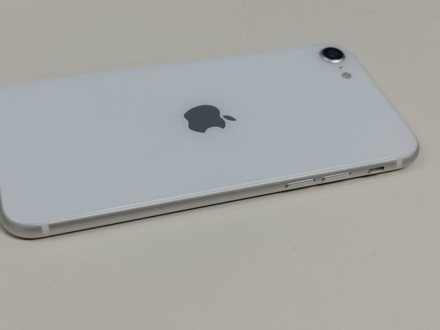 iPhone SE 2世代 64GB ホワイト SIMフリー 中古 - メルカリ