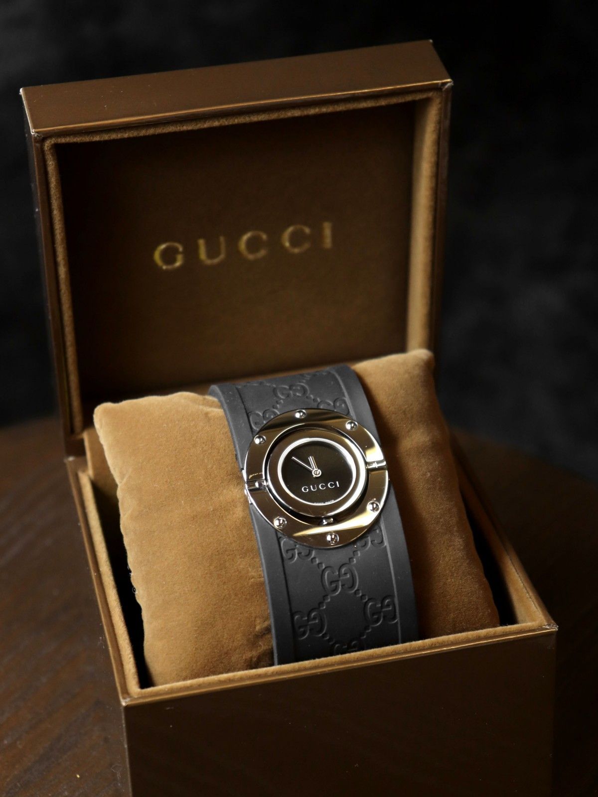 GUCCI グッチ 腕時計 トワール バングルウォッチ 112 GG ラバー クォーツ ブラック ブランド