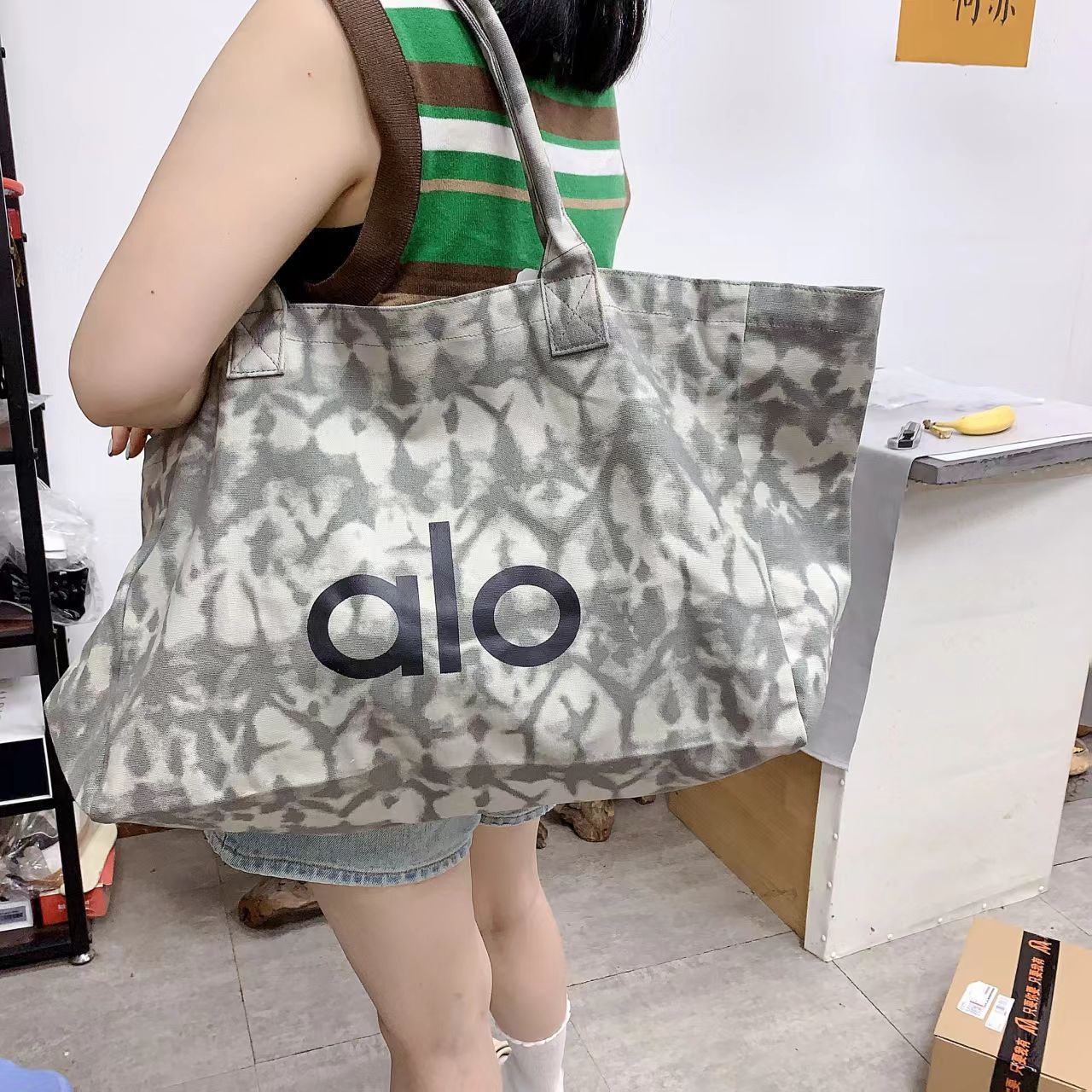 👜【新品】アローヨガ ALO Yoga トートバッグ グレー トートバッグ