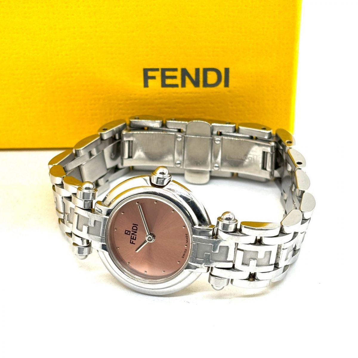 静かに咲く品格】 FENDI 腕時計 ズッカ ピンク文字盤 ステンレス