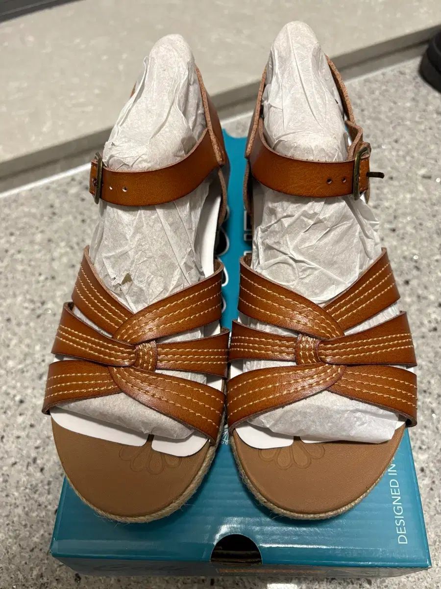 (新品) SKECHERS スケッチャーズ USA ラックスフォーム 軽量 サンダル 230